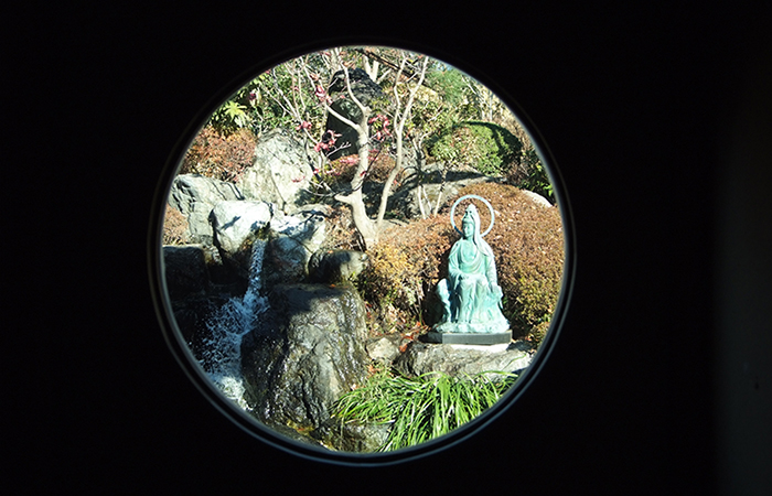 客殿丸窓からの福寿庭園