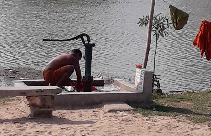 タイ寺院で作った水道が使われている様子です。