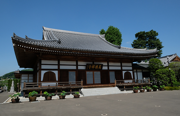 本堂と長沢薬師堂、儀式用の客殿と芙蓉、そして美しい庭園